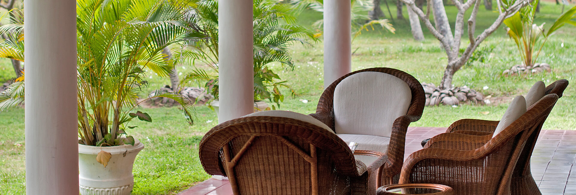 Oceans Edge - Front of house veranda seating