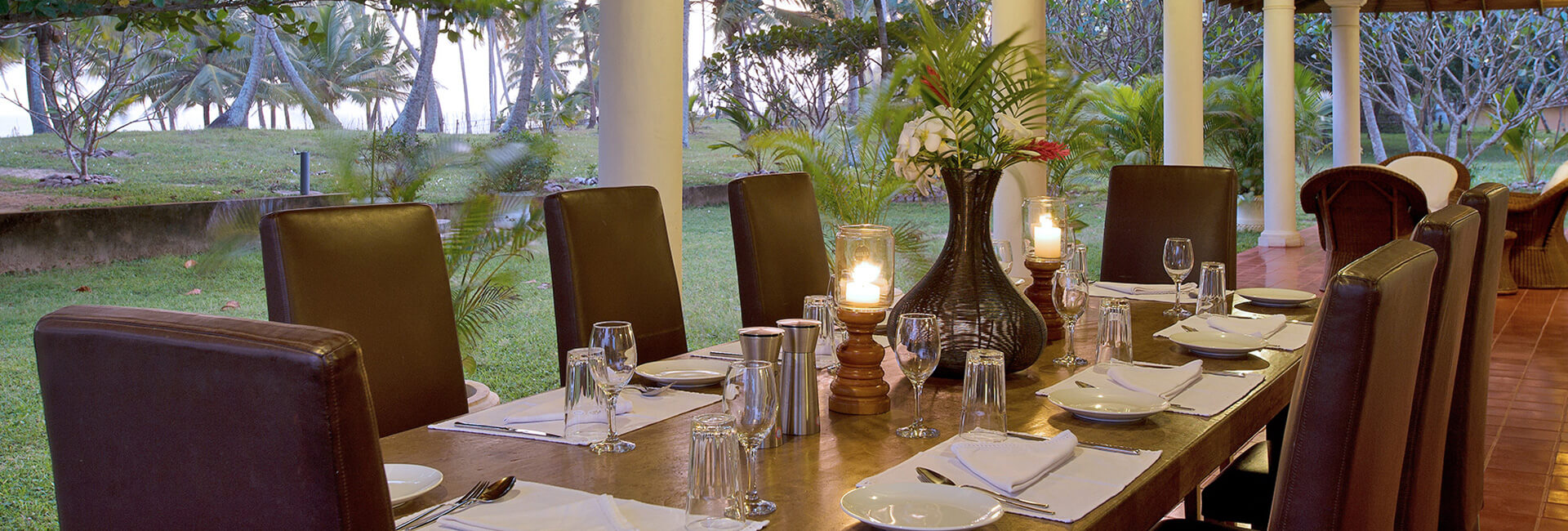 Oceans Edge - Front veranda dining set up